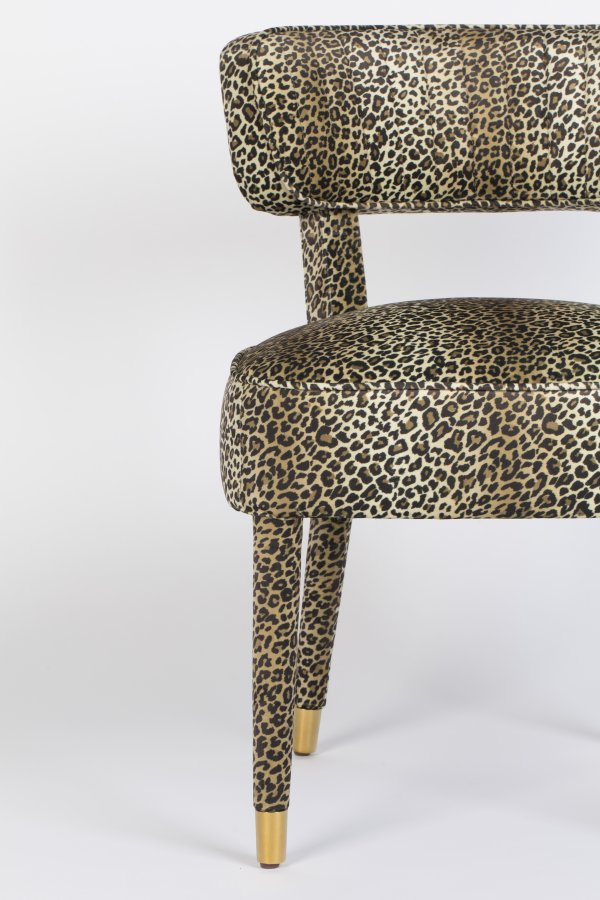 BOLD MONKEY Claws Out Esszimmerstuhl – mehrfarbiges Polyester mit Panther-Print und Messingstahl