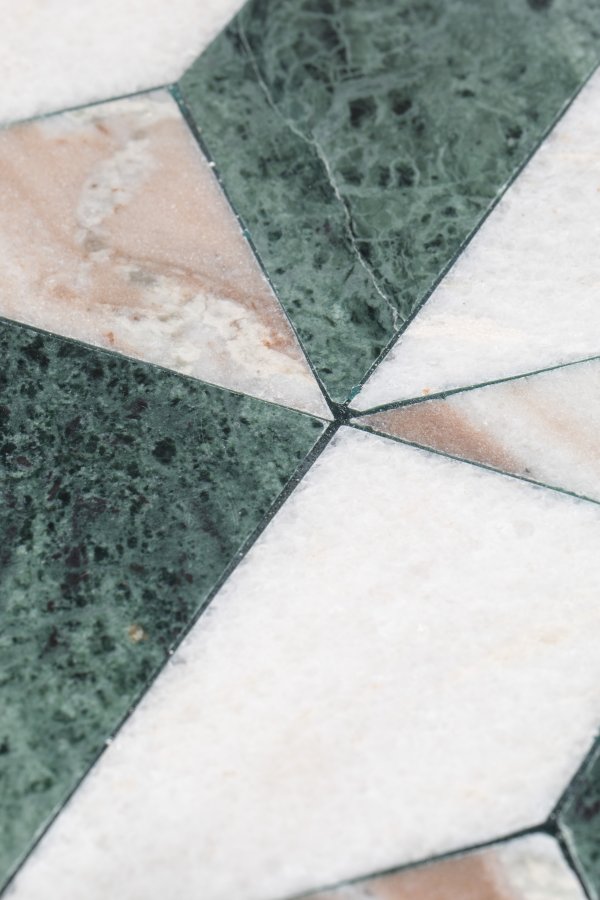 BOLD MONKEY Another Marble Beistelltisch, mit 1 Ablage, rund – Bronze-Aluminium, Marmor und schwarzes Eisen (37)