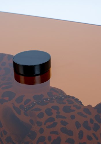 BOLD MONKEY Dope as hell Couchtisch – rauchschwarzes Glas und mehrfarbiges Panther-geflecktes Harz (90 x 40)