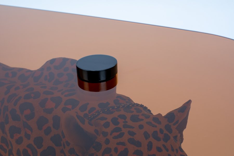 BOLD MONKEY Dope as hell Couchtisch – rauchschwarzes Glas und mehrfarbiges Panther-geflecktes Harz (90 x 40)