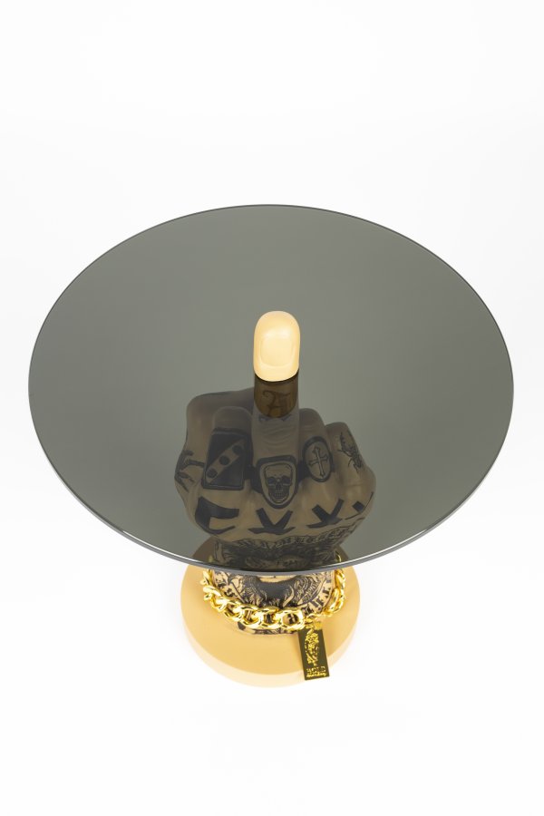 BOLD MONKEY Fother Mucker Beistelltisch, rund – schwarzes Glas und goldfarbenes/mehrfarbiges Löwenharz (40)