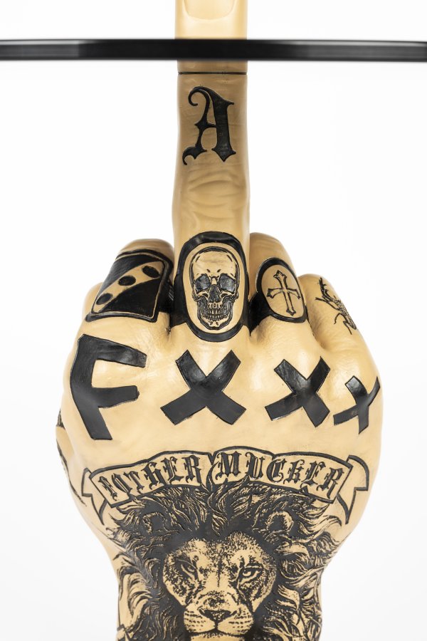 BOLD MONKEY Fother Mucker Beistelltisch, rund – schwarzes Glas und goldfarbenes/mehrfarbiges Löwenharz (40)