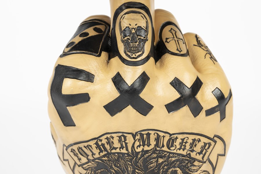 BOLD MONKEY Fother Mucker Beistelltisch, rund – schwarzes Glas und goldfarbenes/mehrfarbiges Löwenharz (40)