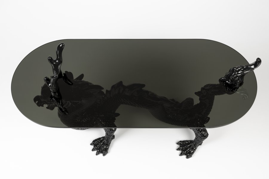 BOLD MONKEY Dragonized Bastard Couchtisch, oval – rauchschwarzes Glas und schwarzes Harz/Eisen (100 x 45)
