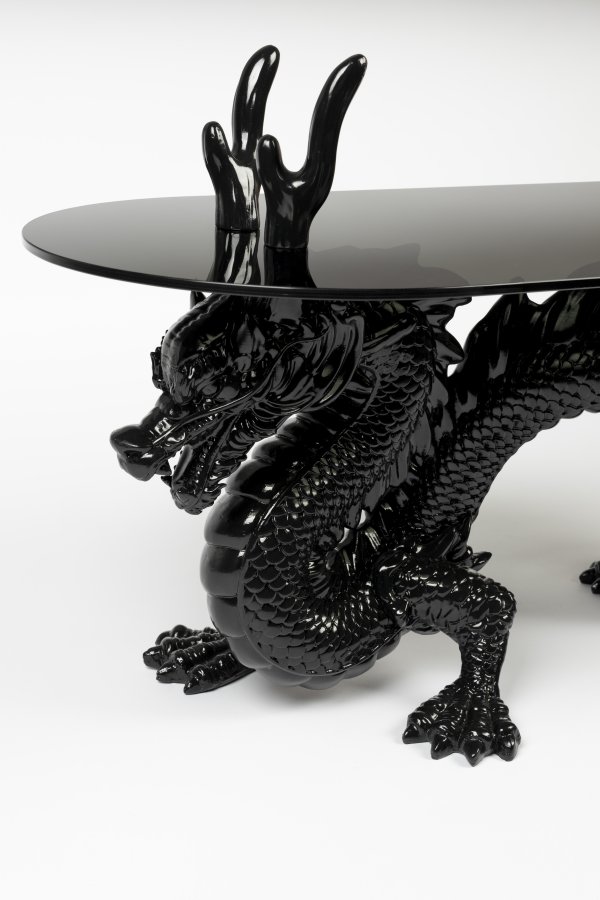 BOLD MONKEY Dragonized Bastard Couchtisch, oval – rauchschwarzes Glas und schwarzes Harz/Eisen (100 x 45)