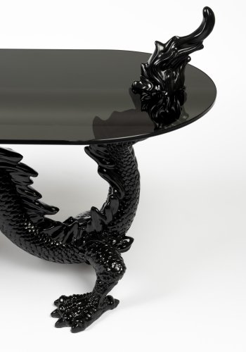 BOLD MONKEY Dragonized Bastard Couchtisch, oval – rauchschwarzes Glas und schwarzes Harz/Eisen (100 x 45)
