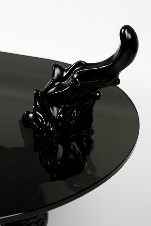 BOLD MONKEY Dragonized Bastard Couchtisch, oval – rauchschwarzes Glas und schwarzes Harz/Eisen (100 x 45)