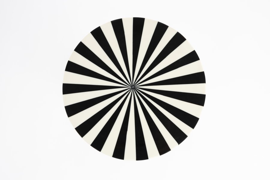 BOLD MONKEY Strike Lucky Beistelltisch, rund – weiß/schwarzes Harz und goldenes Aluminium (24,5)