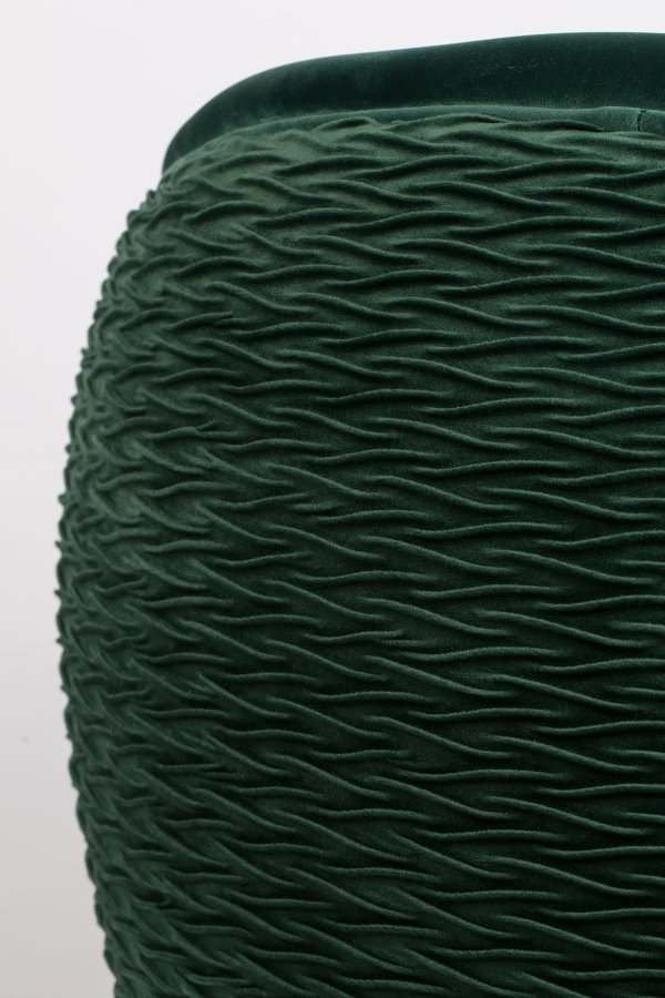 BOLD MONKEY So Curvy Loungesessel mit Armlehnen – dunkelgrüner Polyestersamt und goldener Stahl