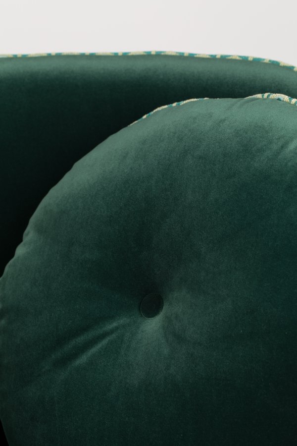 BOLD MONKEY Sassy Granny Drehstuhl, mit Armlehnen und Kissen – dunkelgrüner Samtpolyester und Messingstahl