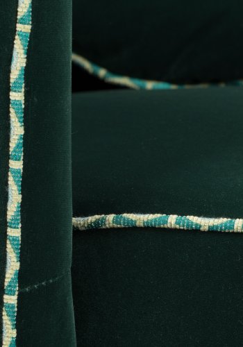 BOLD MONKEY Sassy Granny Drehstuhl, mit Armlehnen und Kissen – dunkelgrüner Samtpolyester und Messingstahl