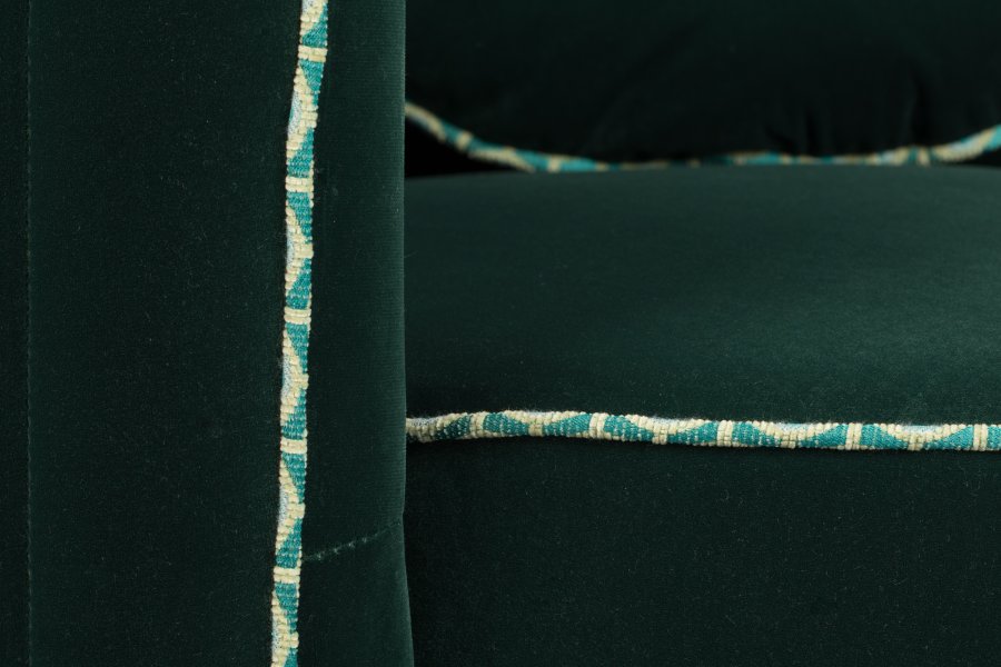 BOLD MONKEY Sassy Granny Drehstuhl, mit Armlehnen und Kissen – dunkelgrüner Samtpolyester und Messingstahl