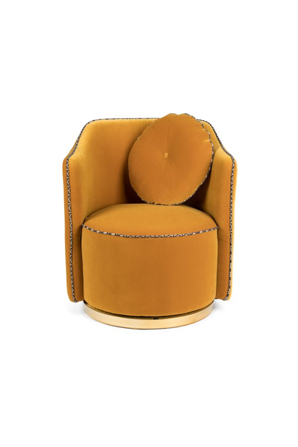 BOLD MONKEY Sassy Granny Drehstuhl, mit Armlehnen und Kissen – ockerfarbener Samtpolyester und Messingstahl