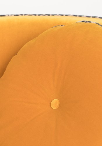 BOLD MONKEY Sassy Granny Drehstuhl, mit Armlehnen und Kissen – ockerfarbener Samtpolyester und Messingstahl