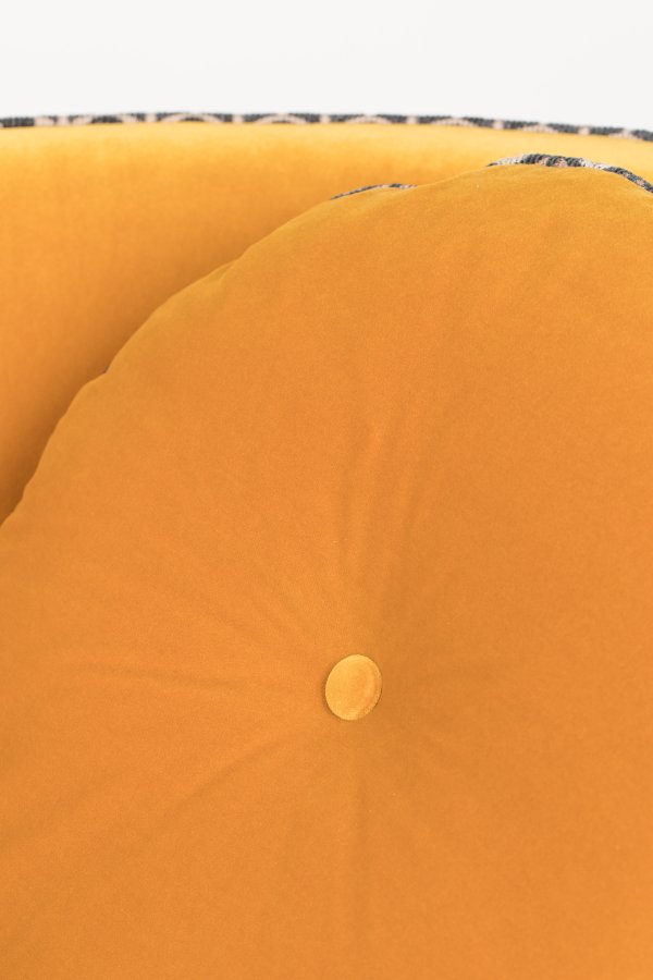 BOLD MONKEY Sassy Granny Drehstuhl, mit Armlehnen und Kissen – ockerfarbener Samtpolyester und Messingstahl