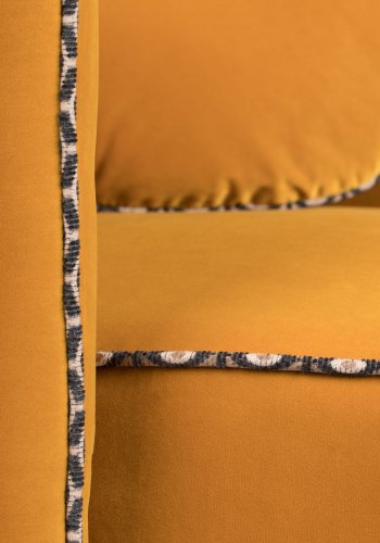 BOLD MONKEY Sassy Granny Drehstuhl, mit Armlehnen und Kissen – ockerfarbener Samtpolyester und Messingstahl