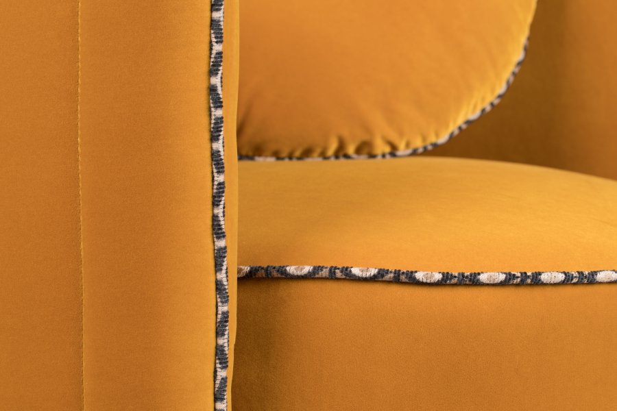 BOLD MONKEY Sassy Granny Drehstuhl, mit Armlehnen und Kissen – ockerfarbener Samtpolyester und Messingstahl