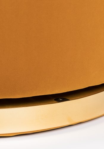 BOLD MONKEY Sassy Granny Drehstuhl, mit Armlehnen und Kissen – ockerfarbener Samtpolyester und Messingstahl