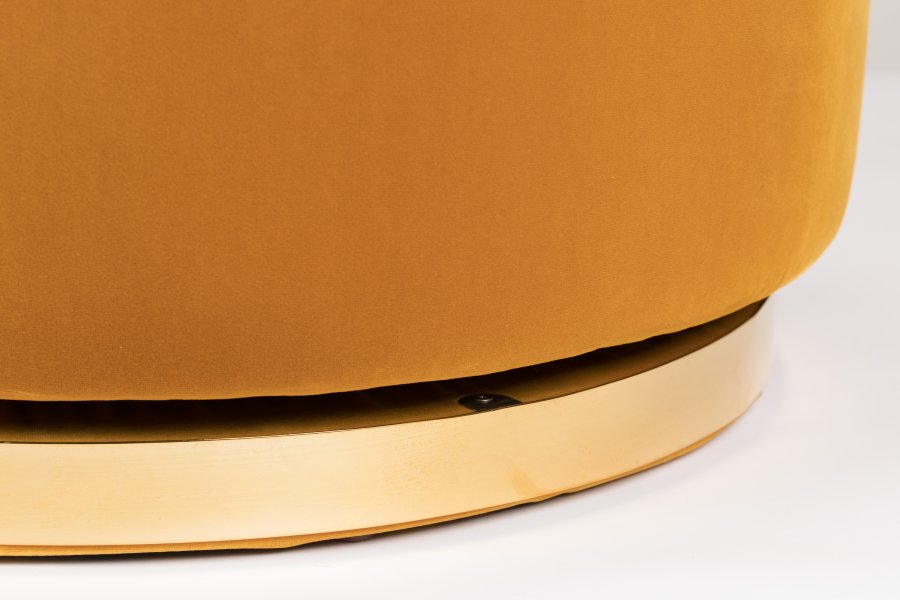 BOLD MONKEY Sassy Granny Drehstuhl, mit Armlehnen und Kissen – ockerfarbener Samtpolyester und Messingstahl