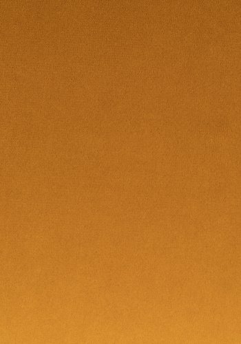 BOLD MONKEY Sassy Granny Drehstuhl, mit Armlehnen und Kissen – ockerfarbener Samtpolyester und Messingstahl