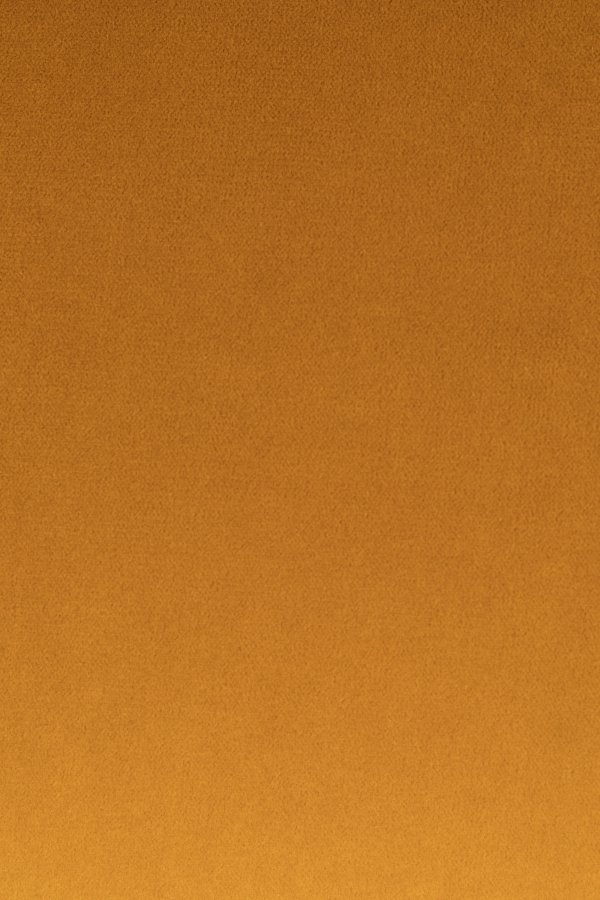 BOLD MONKEY Sassy Granny Drehstuhl, mit Armlehnen und Kissen – ockerfarbener Samtpolyester und Messingstahl