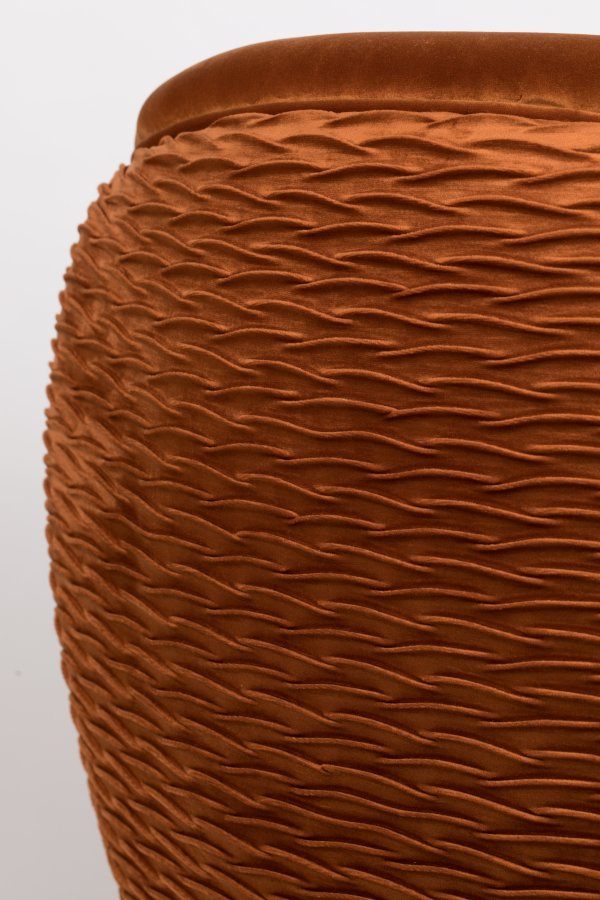 BOLD MONKEY So Curvy Loungesessel, mit Armlehnen – orangefarbener Samtpolyester und goldener Stahl