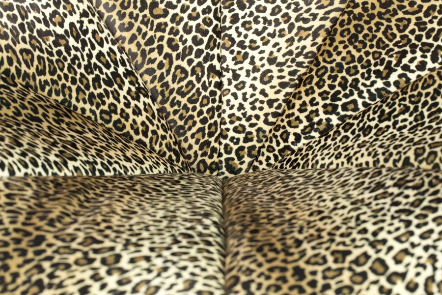 BOLD MONKEY Drehstuhl „Where The Sun Does't Shine“ – braun-mehrfarbiger Polyester mit Panther-Print/goldfarbener Stahl