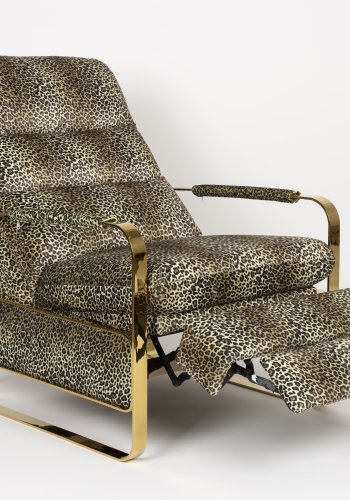 BOLD MONKEY Relax Like Chandler Liegesessel, mit Armlehnen und Fußhocker – Braun/Multi-Panther-Print