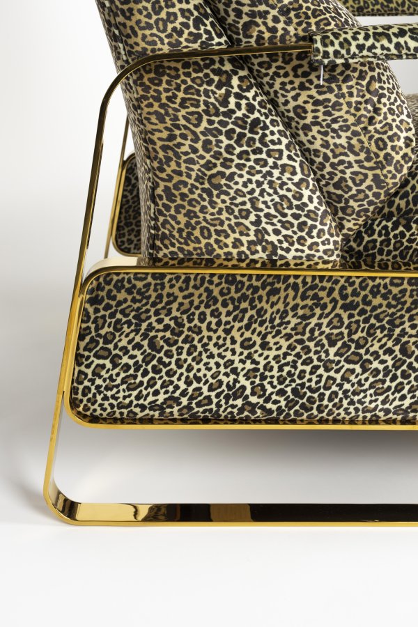 BOLD MONKEY Relax Like Chandler Liegesessel, mit Armlehnen und Fußhocker – Braun/Multi-Panther-Print