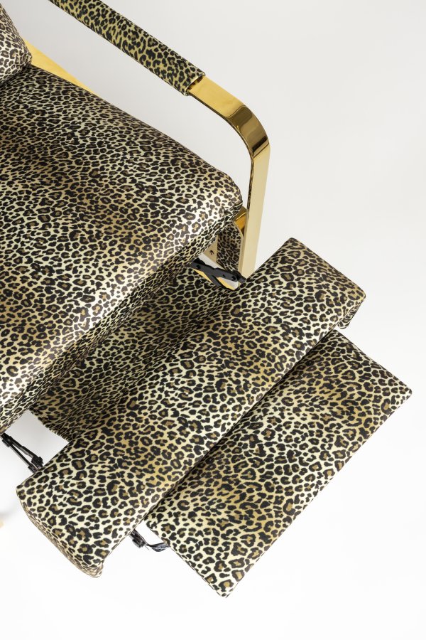 BOLD MONKEY Relax Like Chandler Liegesessel, mit Armlehnen und Fußhocker – Braun/Multi-Panther-Print