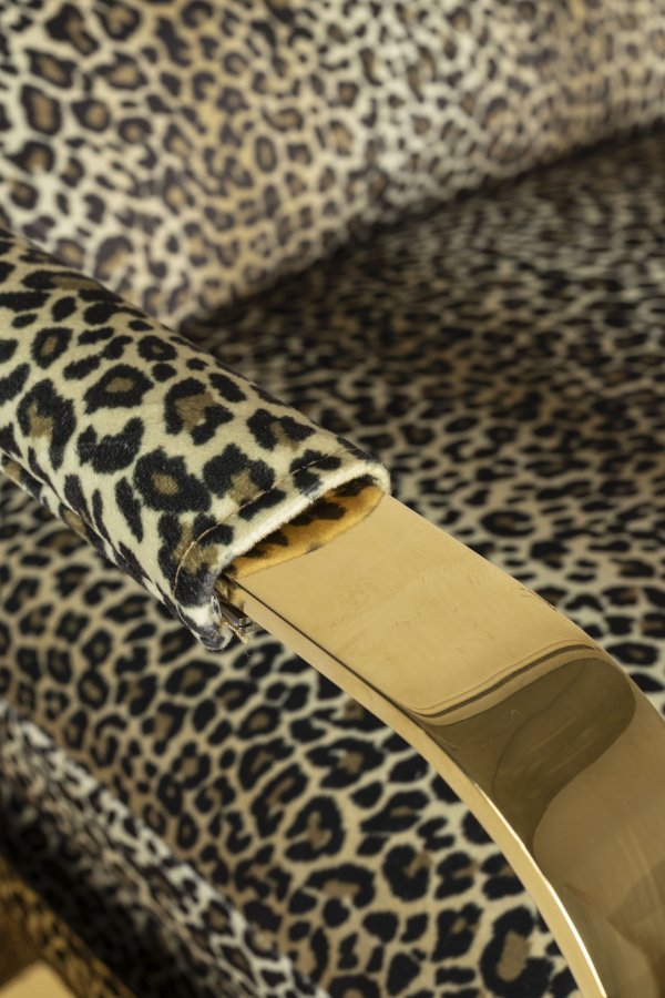 BOLD MONKEY Relax Like Chandler Liegesessel, mit Armlehnen und Fußhocker – Braun/Multi-Panther-Print