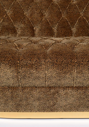 BOLD MONKEY „Too Pretty To Sit On“-Panther-Sofa, mit Nieten – brauner Samtstoff mit Panther-Print/Messingstahl