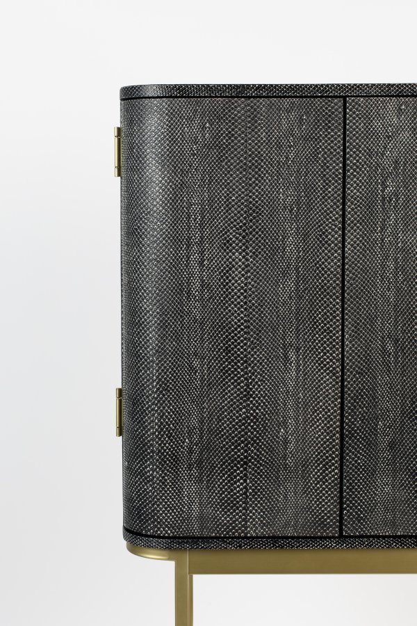 BOLD MONKEY Ava Morgana barskap, m. 2 drer, 1 skuff, speil - sort slangeskinn PU, messingstl