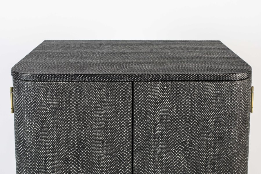 BOLD MONKEY Ava Morgana barskap, m. 2 drer, 1 skuff, speil - sort slangeskinn PU, messingstl