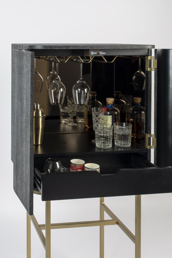 BOLD MONKEY Ava Morgana barskap, m. 2 drer, 1 skuff, speil - sort slangeskinn PU, messingstl