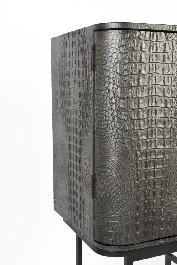 BOLD MONKEY Ava Morgana Barschrank, m. 2 Türen, 1 Schublade, Spiegel – braunes Krokodilleder PU, Messingstahl