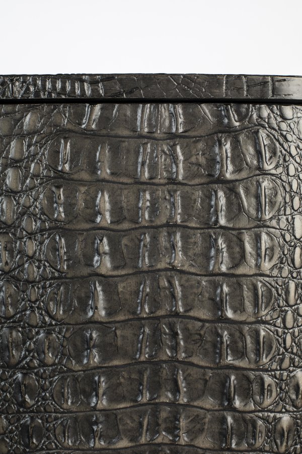 BOLD MONKEY Ava Morgana Barschrank, m. 2 Türen, 1 Schublade, Spiegel – braunes Krokodilleder PU, Messingstahl