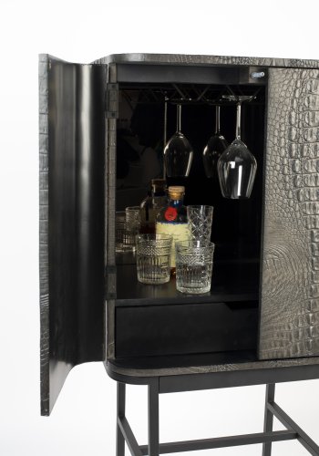 BOLD MONKEY Ava Morgana Barschrank, m. 2 Türen, 1 Schublade, Spiegel – braunes Krokodilleder PU, Messingstahl