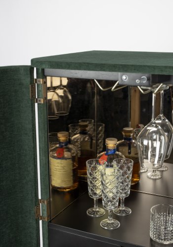 BOLD MONKEY Ava Morgana Barschrank, mit 2 Türen, 1 Schublade, Spiegel – waldgrüner Samtstoff und Messingstahl