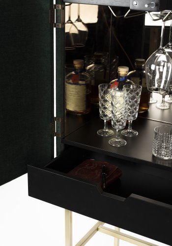 BOLD MONKEY Ava Morgana Barschrank, mit 2 Türen, 1 Schublade, Spiegel – waldgrüner Samtstoff und Messingstahl