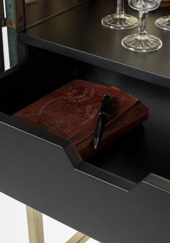 BOLD MONKEY Ava Morgana Barschrank, mit 2 Türen, 1 Schublade, Spiegel – waldgrüner Samtstoff und Messingstahl