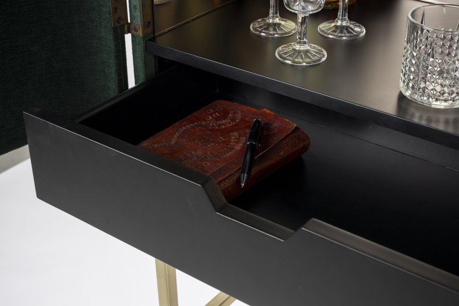 BOLD MONKEY Ava Morgana Barschrank, mit 2 Türen, 1 Schublade, Spiegel – waldgrüner Samtstoff und Messingstahl