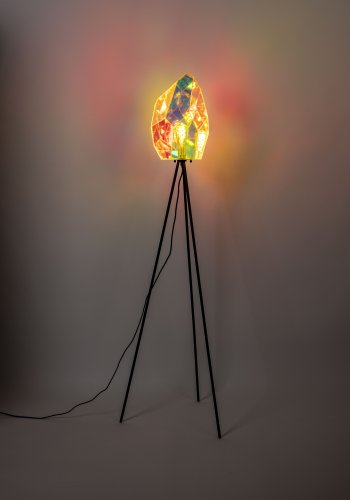 BOLD MONKEY Diamond Dear Stehlampe – regenbogenfarbenes holografisches Acryl und Eisen