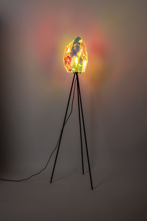 BOLD MONKEY Diamond Dear Stehlampe – regenbogenfarbenes holografisches Acryl und Eisen