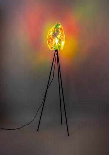 BOLD MONKEY Diamond Dear Stehlampe – regenbogenfarbenes holografisches Acryl und Eisen