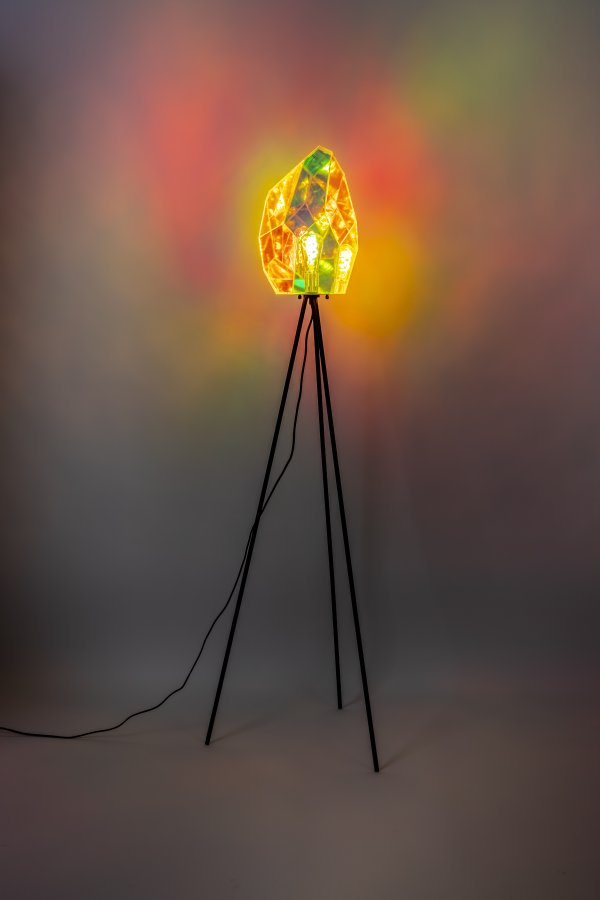 BOLD MONKEY Diamond Dear Stehlampe – regenbogenfarbenes holografisches Acryl und Eisen