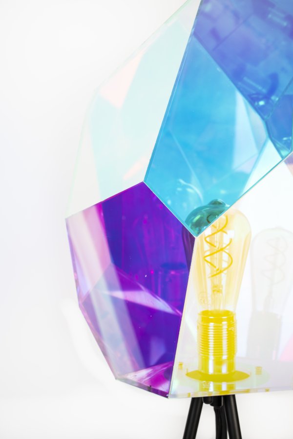 BOLD MONKEY Diamond Dear Stehlampe – regenbogenfarbenes holografisches Acryl und Eisen