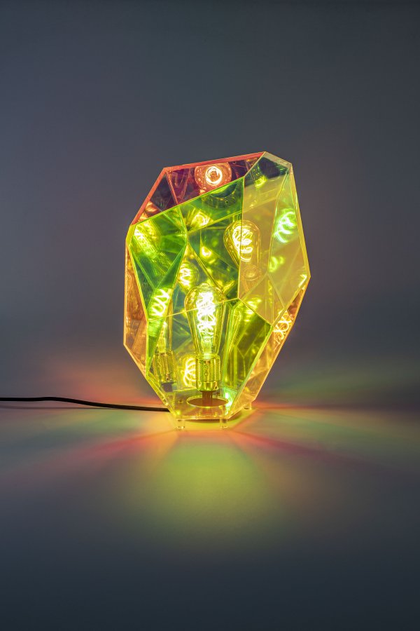 BOLD MONKEY Diamond Dear Tischlampe – regenbogenfarbenes holografisches Acryl und Eisen