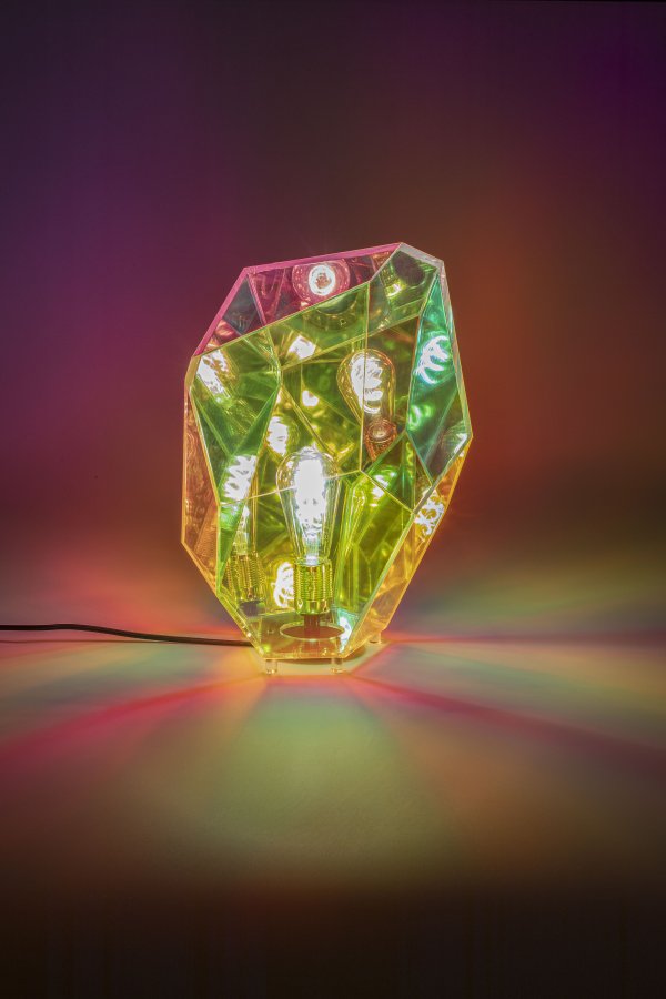 BOLD MONKEY Diamond Dear Tischlampe – regenbogenfarbenes holografisches Acryl und Eisen
