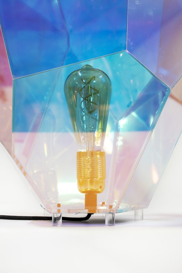 BOLD MONKEY Diamond Dear Tischlampe – regenbogenfarbenes holografisches Acryl und Eisen